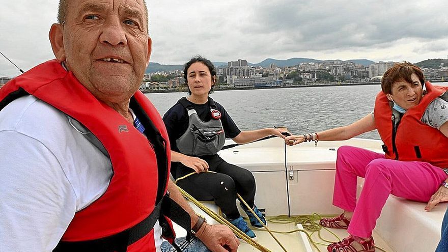 Un momento de la salida a la mar de Juan y Elena en el evento organizado por Gorabide.