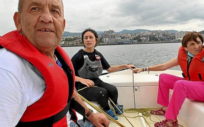 Un momento de la salida a la mar de Juan y Elena en el evento organizado por Gorabide.