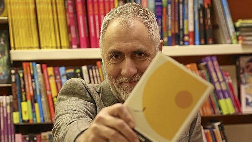 Mikel Alvira, este lunes en la librer&iacute;a Abarzuza. | FOTO: OSKAR MONTERO