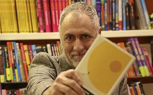 Mikel Alvira, este lunes en la librer&iacute;a Abarzuza. | FOTO: OSKAR MONTERO