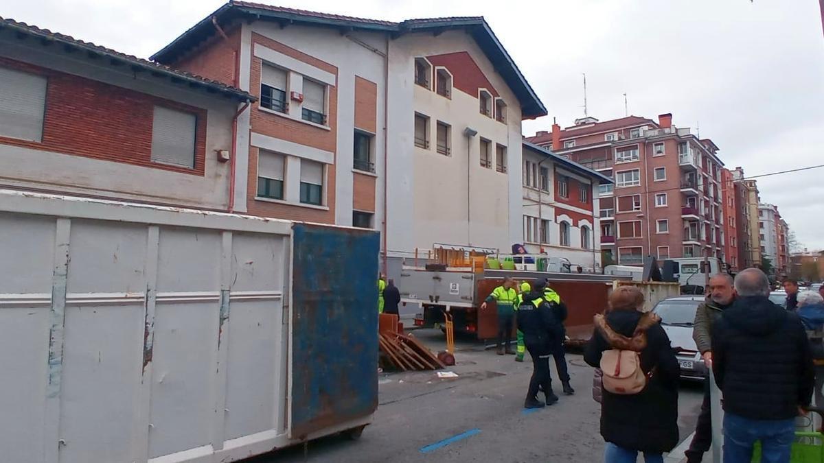 Trabajadores del Ayuntamiento, vaciando la nagusien etxea de Romo.