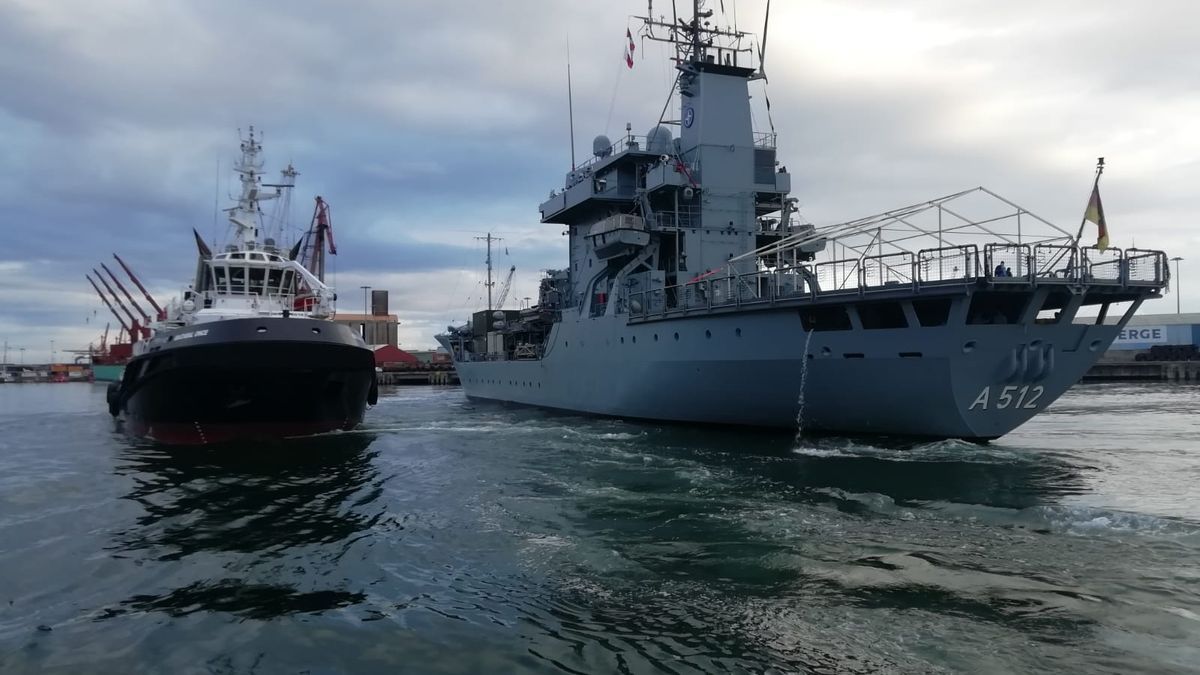Uno de los barcos de la OTAN en aguas del Puerto de Bilbao