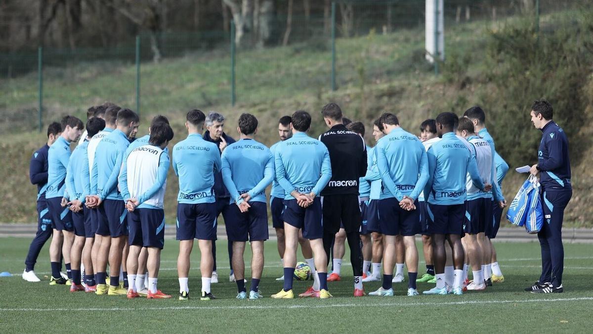 Imanol Alguacil se dirige a sus futbolistas durante un entrenamiento.