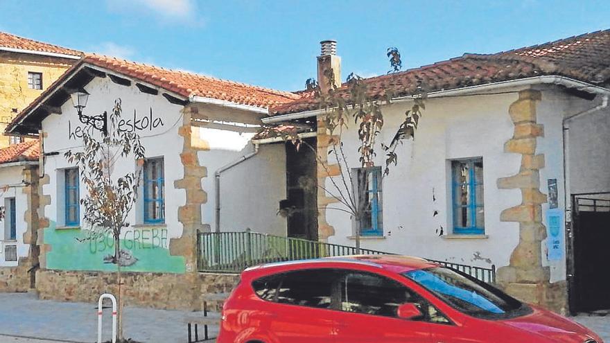 Exterior de las antiguas escuelas de Arbizu, cerradas desde 2019.