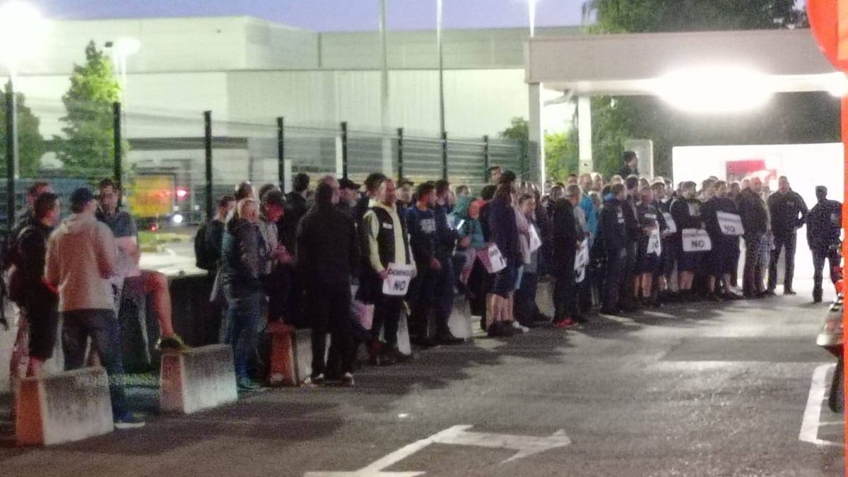 Trabajadores de Mercedes, en la jornada de huelga de este mi&eacute;rcoles