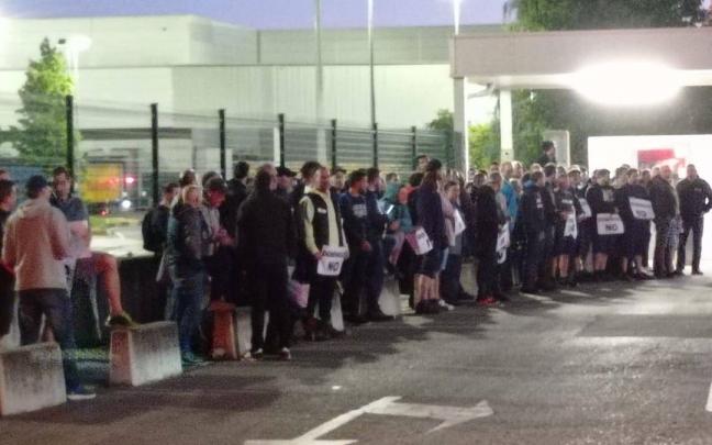 Trabajadores de Mercedes, en la jornada de huelga de este mi&eacute;rcoles