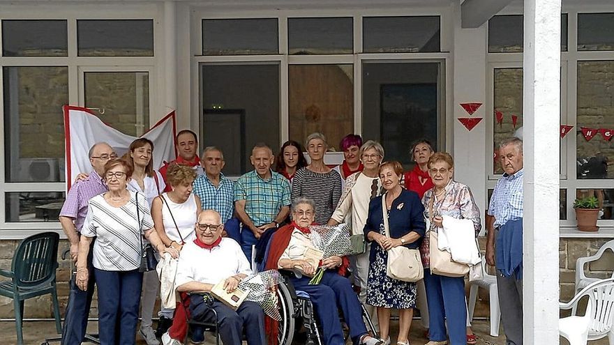 Los homenajeados, Luis Mayayo e Isabel Zaratiegui, en la residencia de la tercera edad con sus familiares.