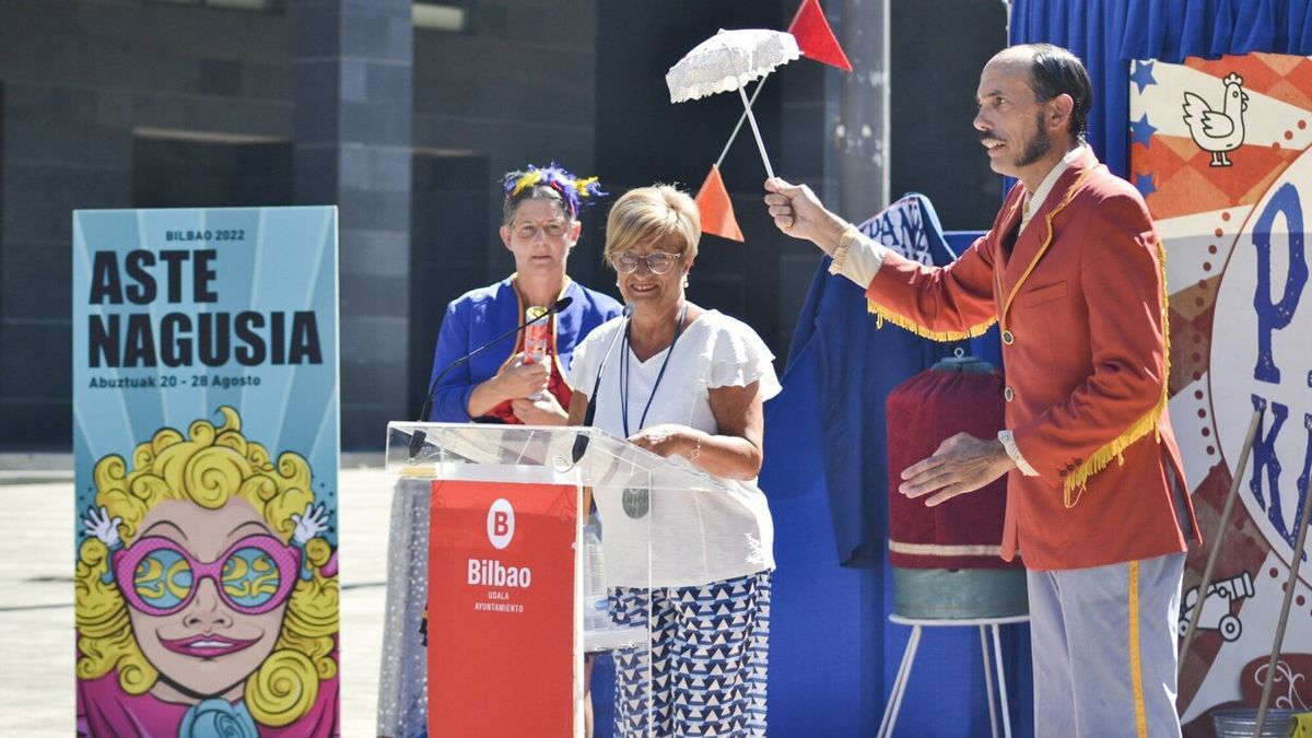 La concejala Itziar Urtasun flanqueada por los miembros de Ganso y Cía.