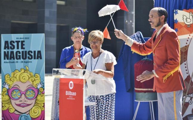 La concejala Itziar Urtasun flanqueada por los miembros de Ganso y C&iacute;a.