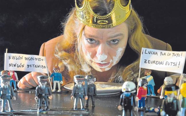 Un momento de la obra, en la que los muñecos clicks permiten reconstruir el asalto de ‘los grises’ a la iglesia de San Francisco de Asís en Gasteiz en 1976.