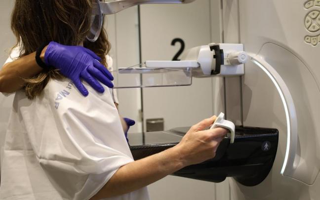 Una mujer se realiza una mamografía Una mujer se realiza una mamografía