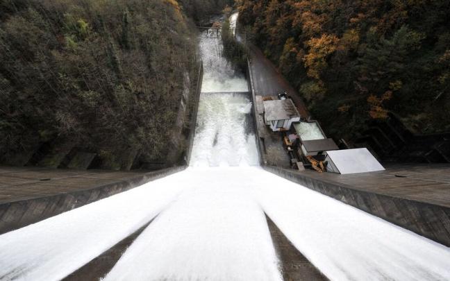 Enbalse de Añarbe con las compuertas abiertas
