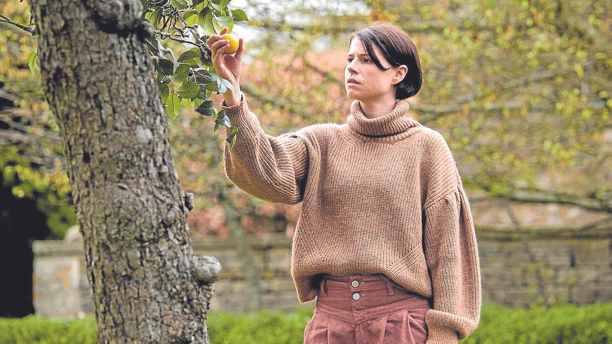 Desconcertante y singular, la tercera pel&iacute;cula de Alex Garland ratifica la val&iacute;a y el inter&eacute;s del director-guionista gracias al irreprochable trabajo de Jessie Buckley, su principal protagonista.