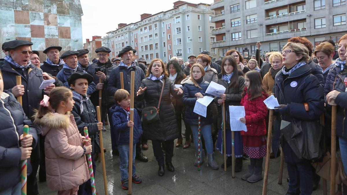 Las agrupaciones, cantando por Santa Águeda en Las Arenas, en una edición pasada.