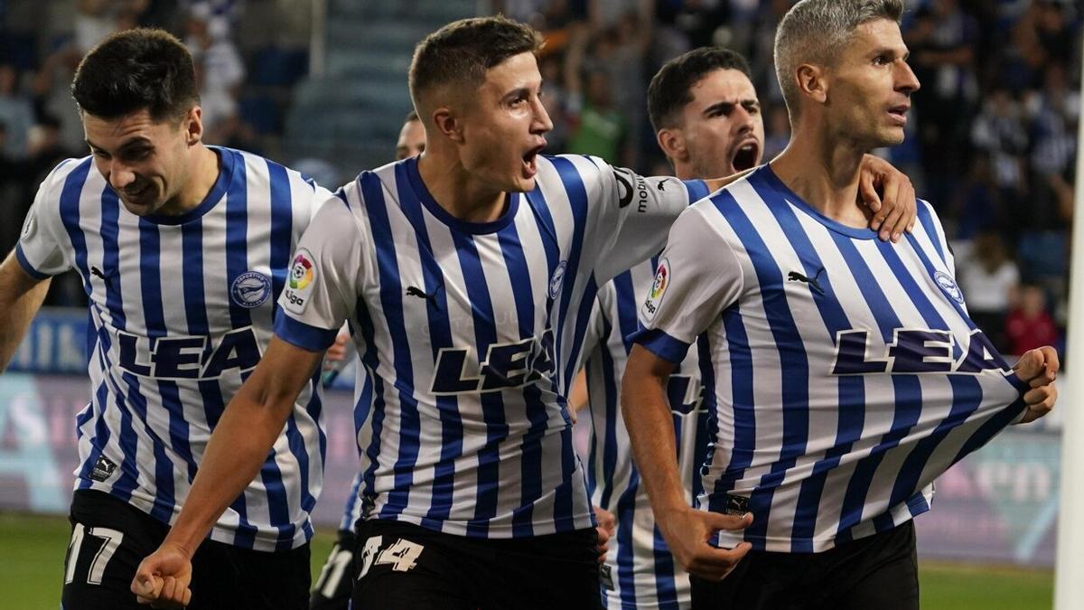 Salva Sevilla celebra junto a sus compañeros el gol del triunfo ante el Oviedo