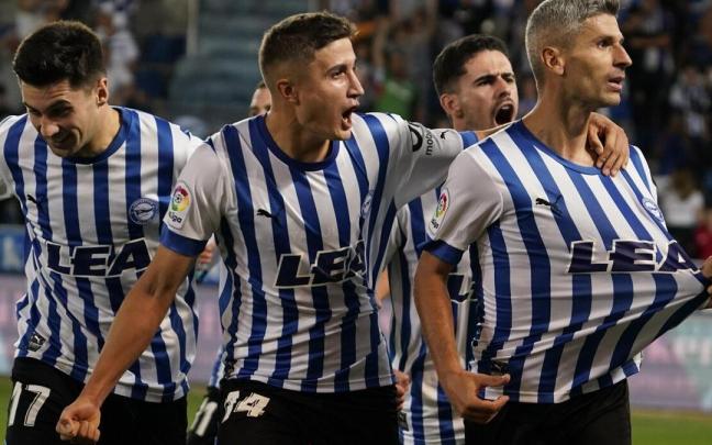 Salva Sevilla celebra junto a sus compa&ntilde;eros el gol del triunfo ante el Oviedo