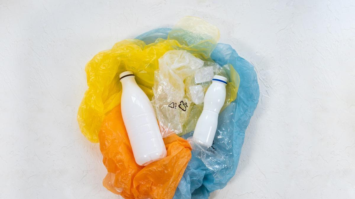 La industria tiene un papel muy relevante en la disminución del uso del plástico.