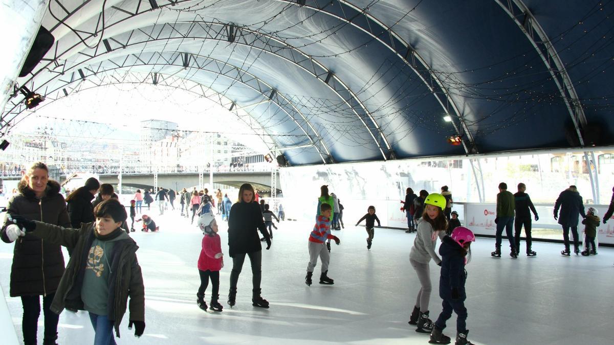 Este será el primer fin de semana en que se podrá patinar sobre hielo y deslizarse por el tobogán instalados en El Arenal de Bilbao