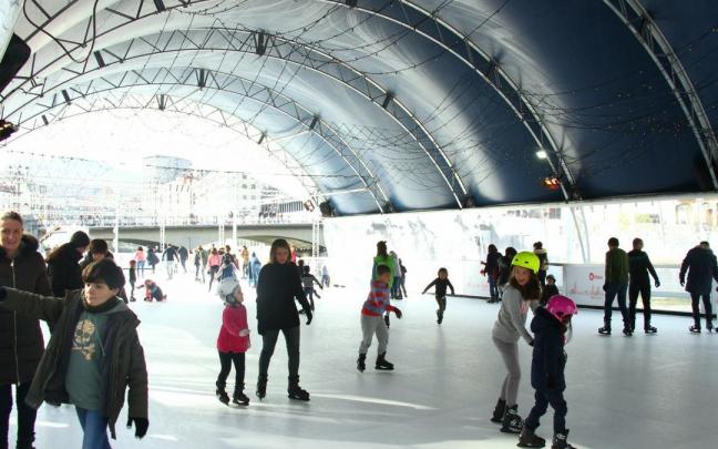 Este será el primer fin de semana en que se podrá patinar sobre hielo y deslizarse por el tobogán instalados en El Arenal de Bilbao Este será el primer fin de semana en que se podrá patinar sobre hielo y deslizarse por el tobogán instalados en El Arenal de Bilbao