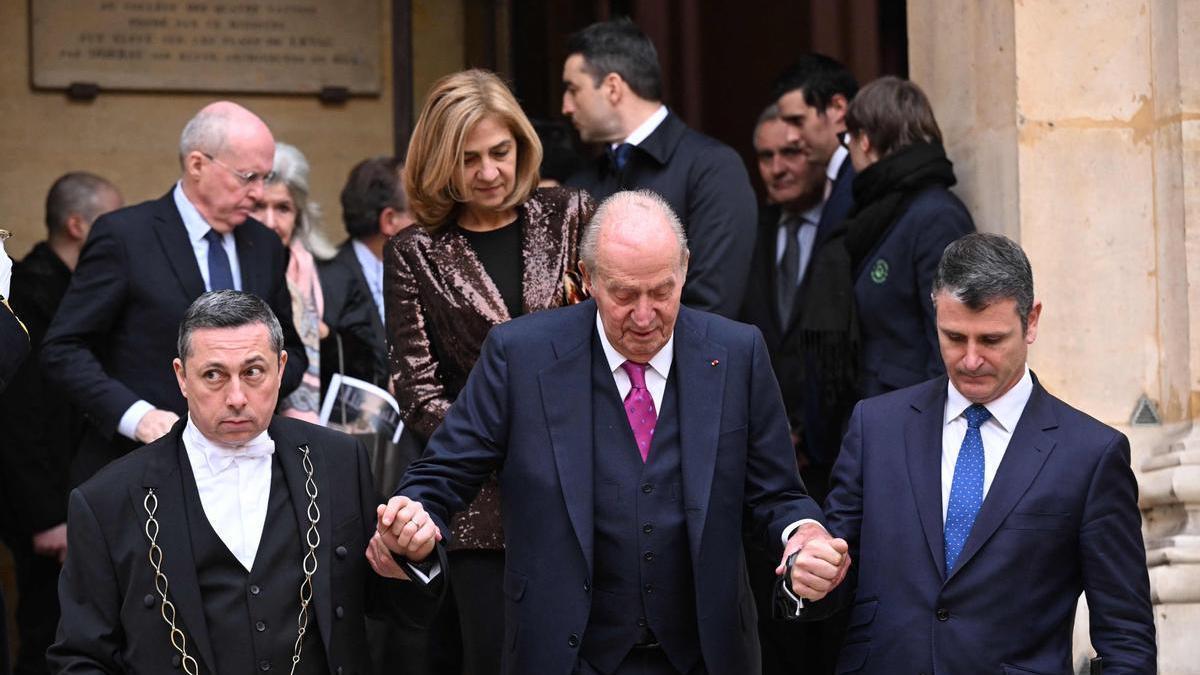Juan Carlos I a su salida de la ceremonia de la Academia Francesa.