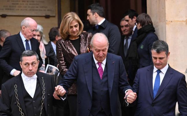 Juan Carlos I a su salida de la ceremonia de la Academia Francesa.