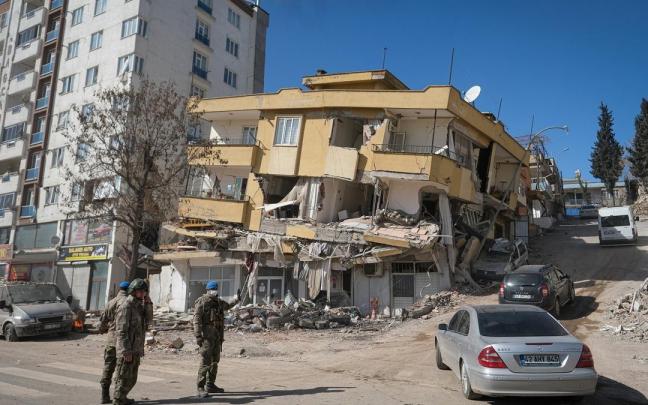Edificios dañados por los terremotos en Turquía. Edificios dañados por los terremotos en Turquía.