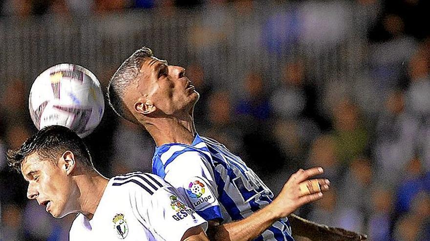 Salva Sevilla disputa un balón durante el Burgos-Alavés de ayer. | FOTO: ÁREA 11