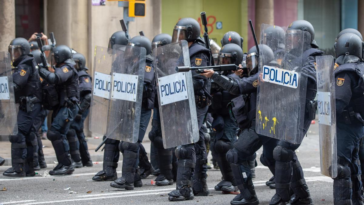 Agentes de la Policía Nacional durante la manifestación organizada en reacción a las penas por el 1-O, en Barcelona.