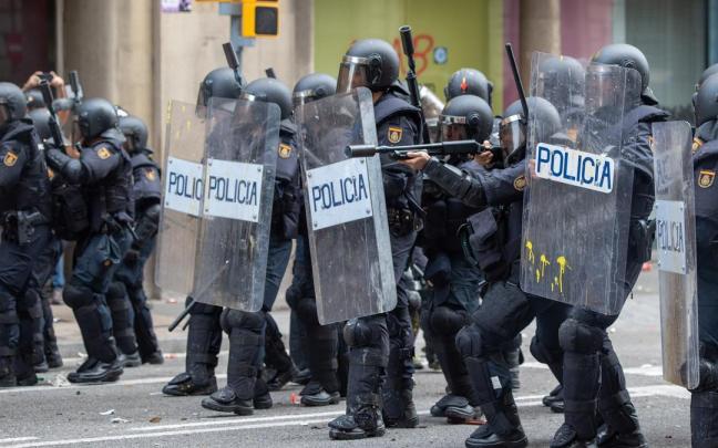 Agentes de la Policía Nacional durante la manifestación organizada en reacción a las penas por el 1-O, en Barcelona.