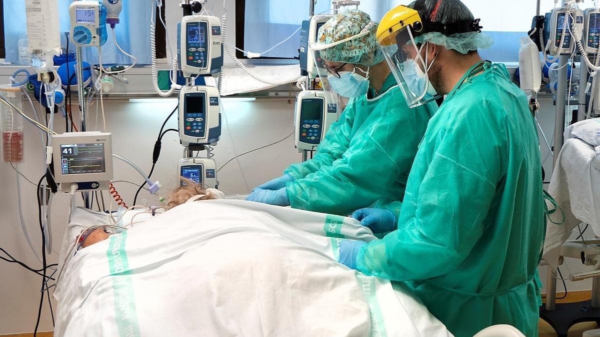 Sanitarios atienden a un paciente de covid.