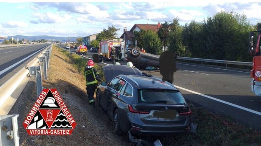 Bomberos en el lugar del accidente con tres heridos, a la entrada de Vitoria en la N-622