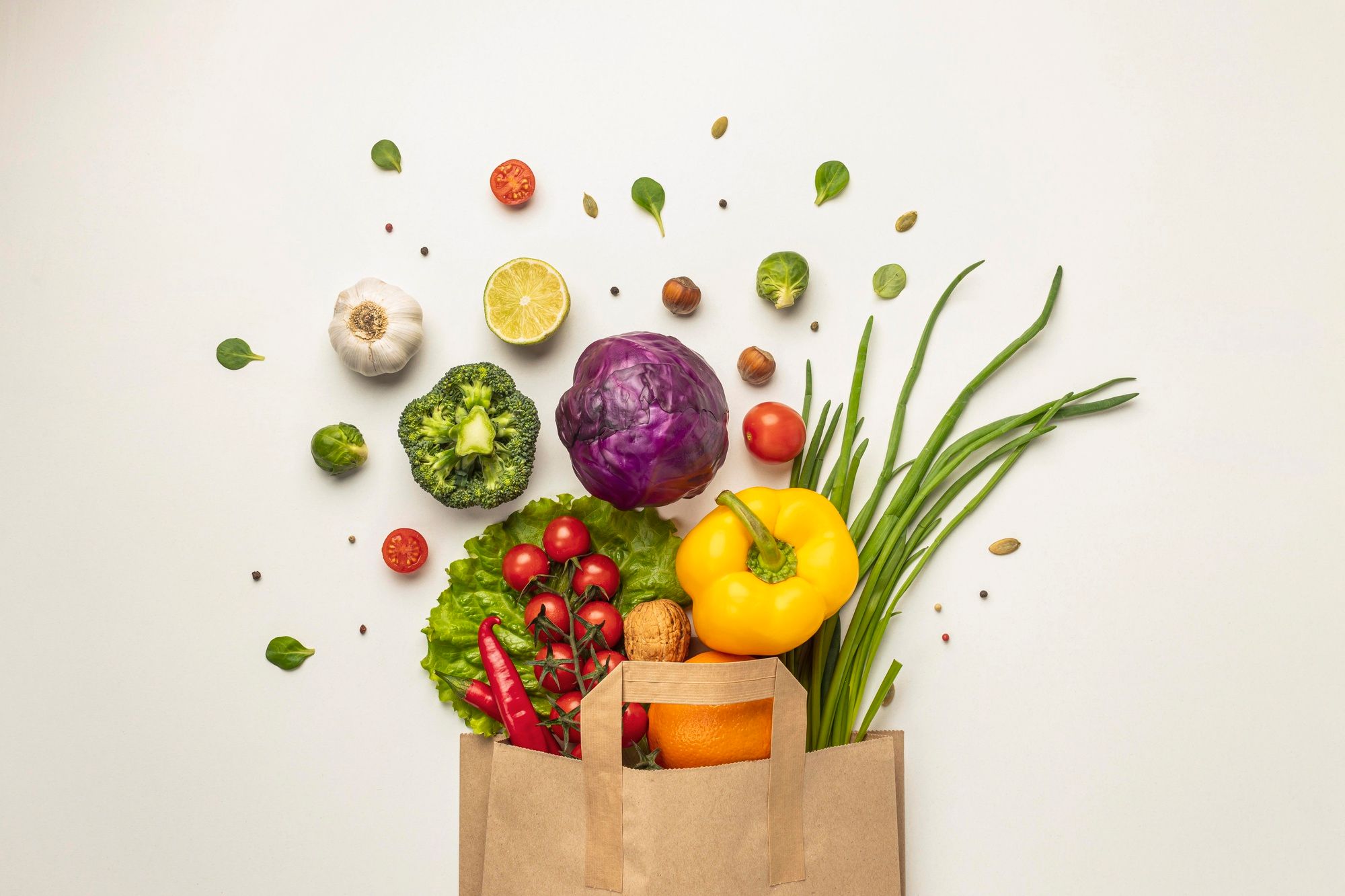 Cesta de la compra con alimentos saludables.