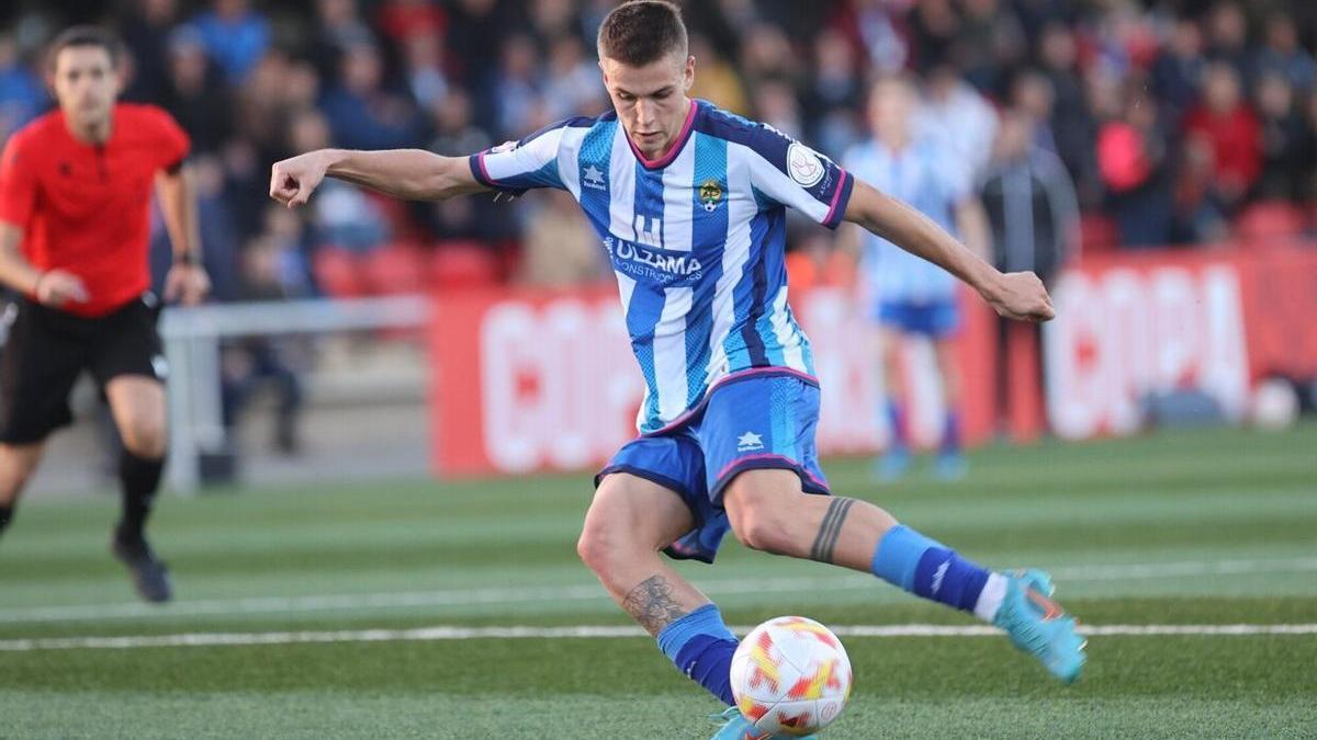 Un jugador del Cirbonero dispara a puerta en el partido de Copa ante el Intercity.