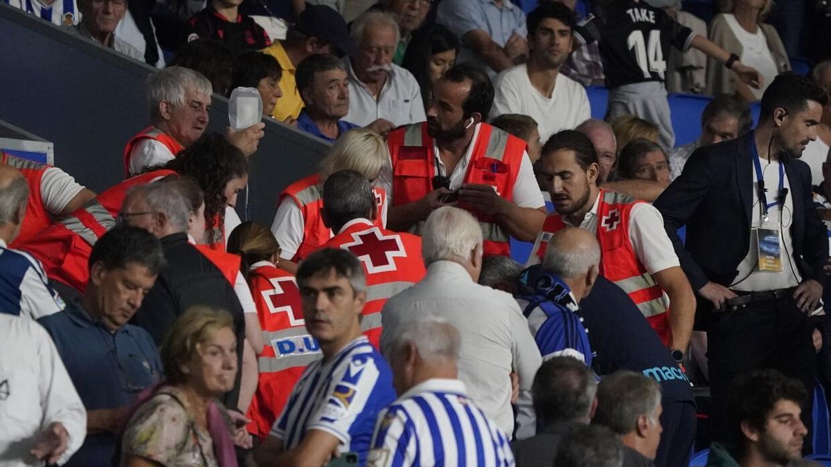 Personal de la Cruz Roja atiende la emergencia en el anillo inferior de Anoeta en el partido contra el Mallorca.