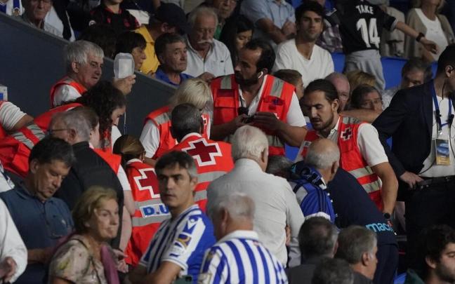 Personal de la Cruz Roja atiende la emergencia en el anillo inferior de Anoeta en el partido contra el Mallorca. Personal de la Cruz Roja atiende la emergencia en el anillo inferior de Anoeta en el partido contra el Mallorca.