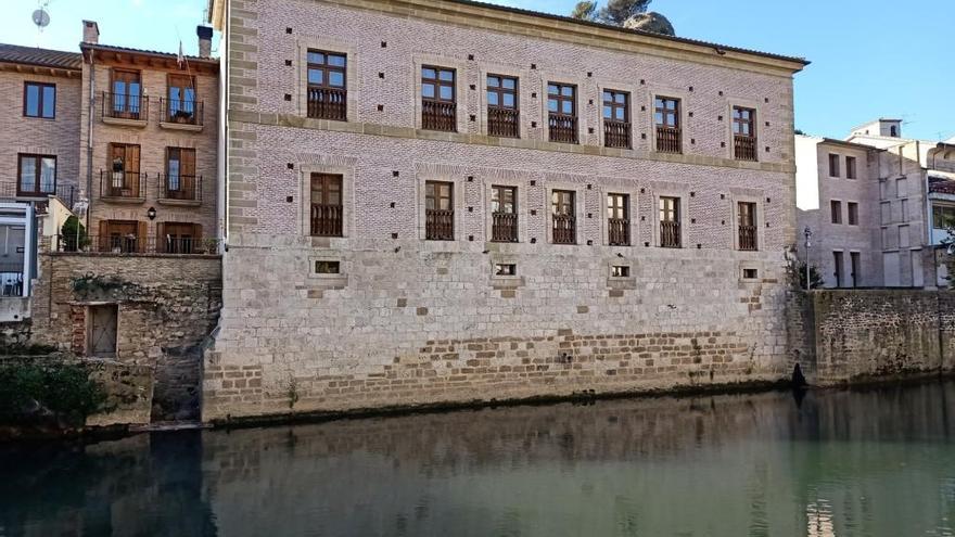 Fachada del Palacio del Gobernador y las aguas del río Ega, sede del Museo del Carlismo