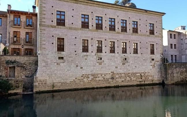 Fachada del Palacio del Gobernador y las aguas del río Ega, sede del Museo del Carlismo Fachada del Palacio del Gobernador y las aguas del río Ega, sede del Museo del Carlismo