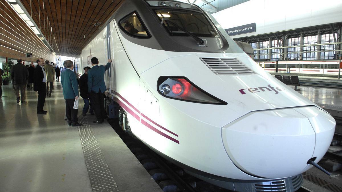 La cubierta adosada a la histórica se construyó a principios de este siglo para acoger a viajeros que usan los trenes Alvia de Renfe