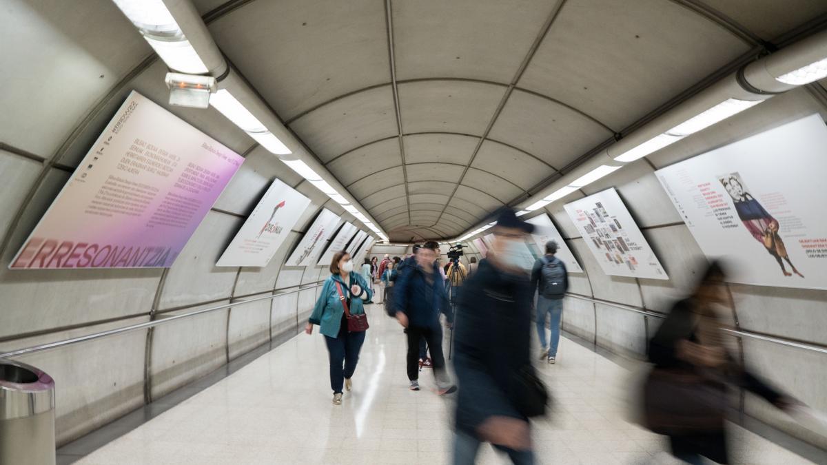 Una docena de paneles forman la exposición abierta en la estación del metro de Abando, en Bilbao.
