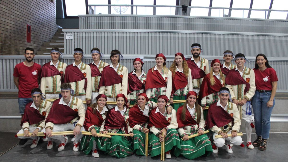 Miembros del Paloteado de Cortes.