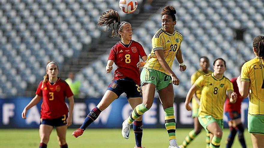 Cabezazo de Maite Oroz en el partido de ayer ante Jamaica.