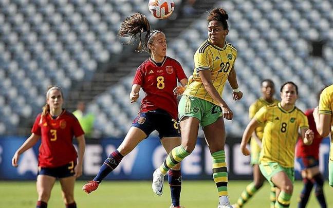 Cabezazo de Maite Oroz en el partido de ayer ante Jamaica.