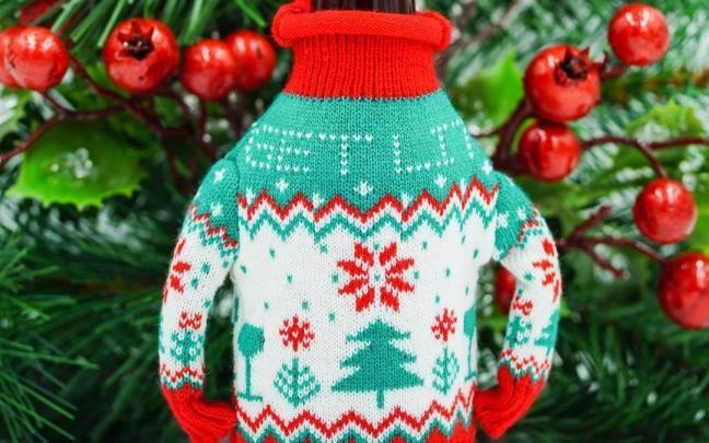 Jersey navideño frente a un árbol.