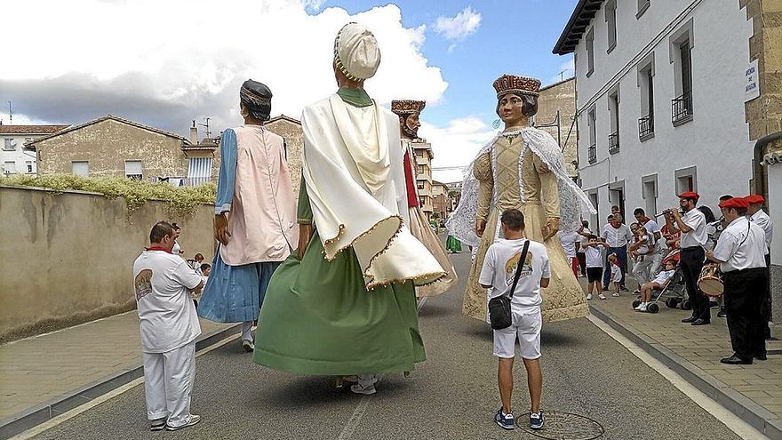 La Comparsa de los Gigantes bailando durante la mañana en una de las calles del recorrido del día.