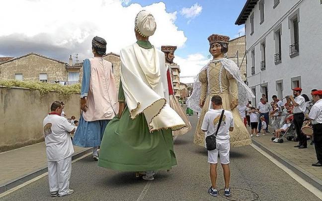 La Comparsa de los Gigantes bailando durante la mañana en una de las calles del recorrido del día. La Comparsa de los Gigantes bailando durante la mañana en una de las calles del recorrido del día.