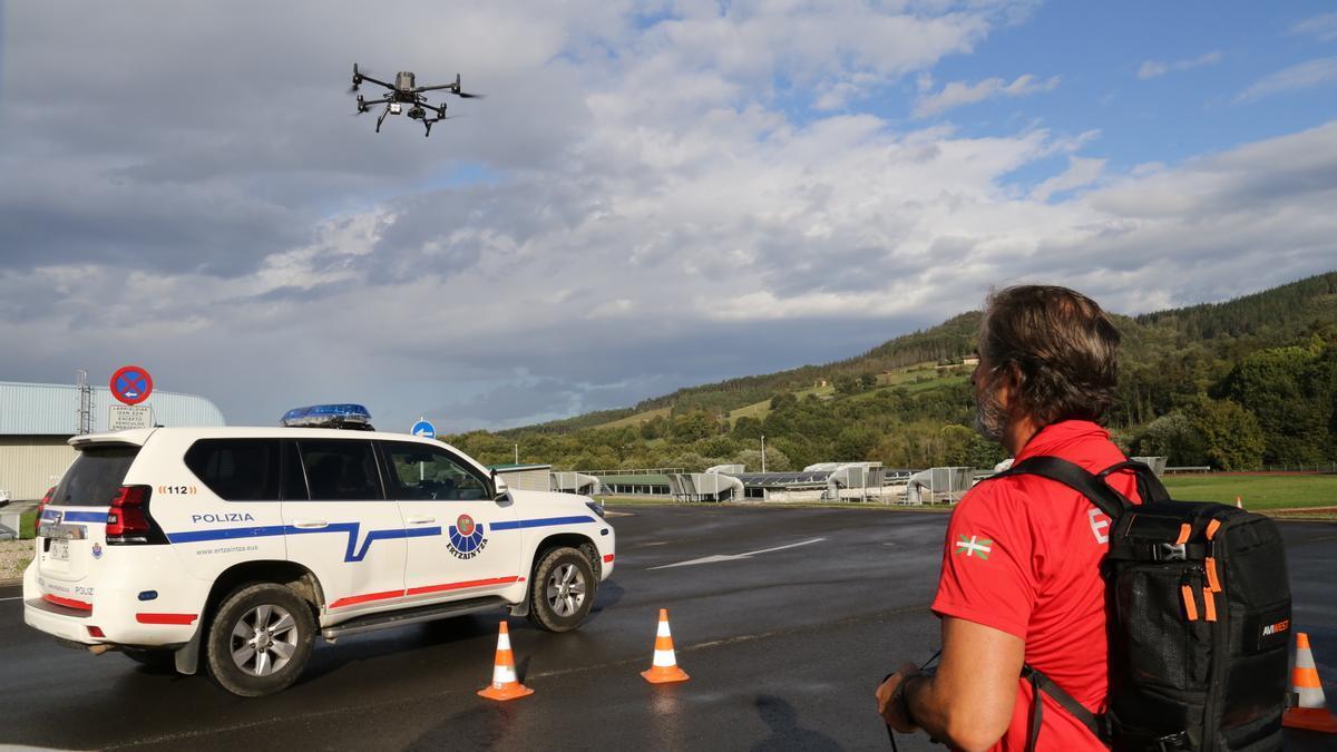 Un ertzaina maneja un dron en un simulacro celebrado en la sede de Iurreta.