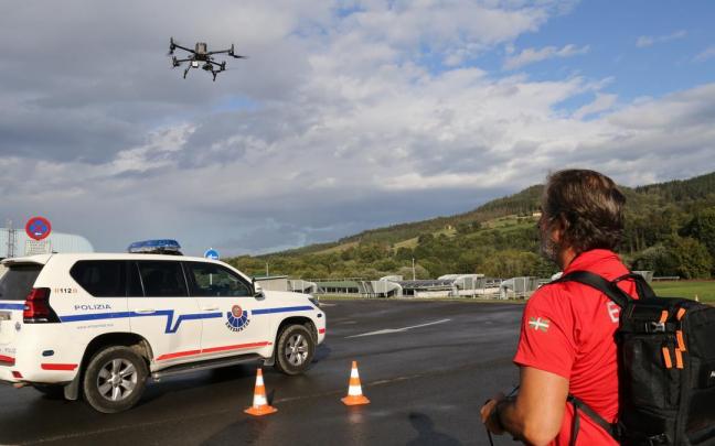 Un ertzaina maneja un dron en un simulacro celebrado en la sede de Iurreta. Un ertzaina maneja un dron en un simulacro celebrado en la sede de Iurreta.