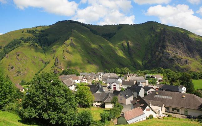 Larrañe descansa arropada por las montañas