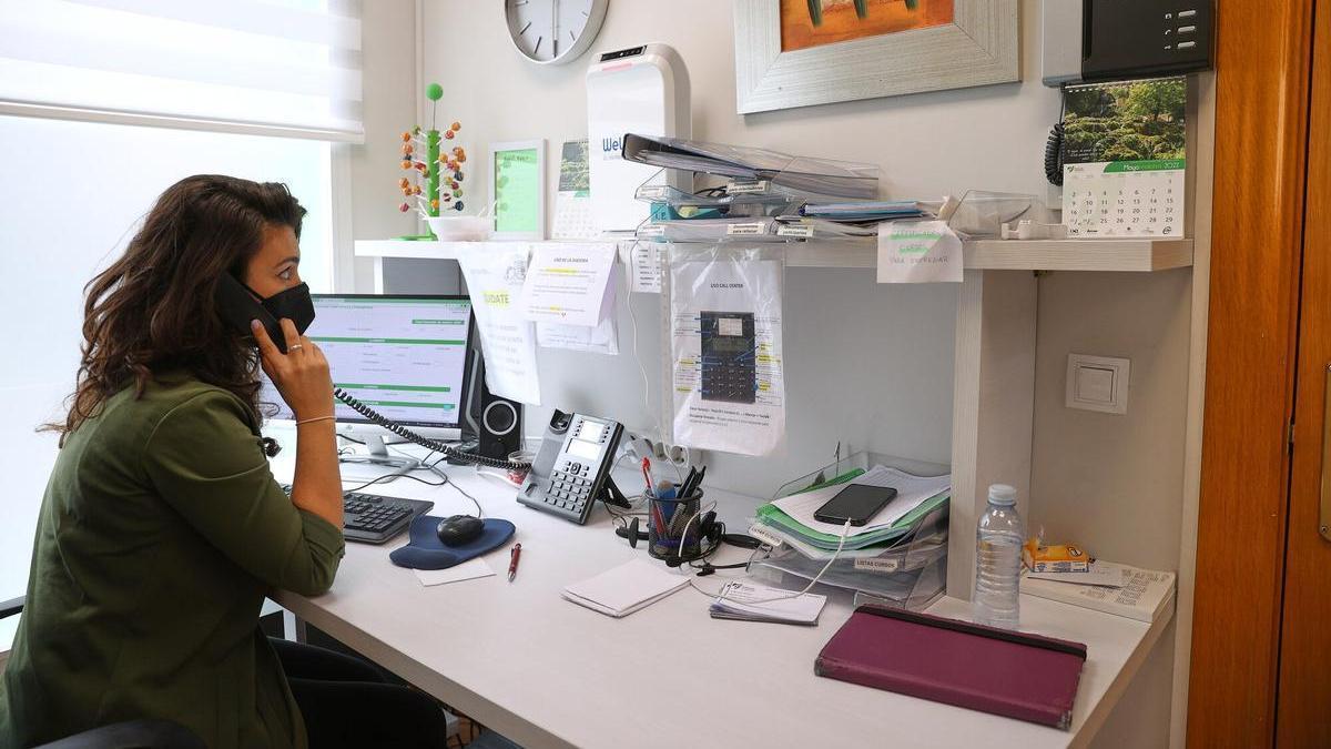 Una mujer atendiendo una llamada en el Teléfono de la Esperanza.