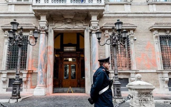 Así ha quedado la fachada del Palacio Madama, sede del Senado italiano, tras el ataque. Así ha quedado la fachada del Palacio Madama, sede del Senado italiano, tras el ataque.